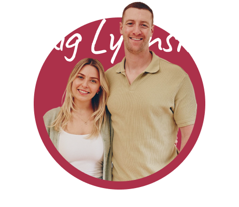 Craig Lynskey - Lachende man en vrouw die vooruit kijken binnen een cirkel.