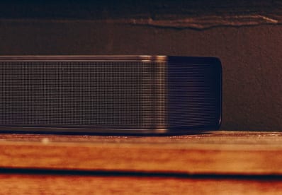 Close-up van een soundbar op een houten oppervlak