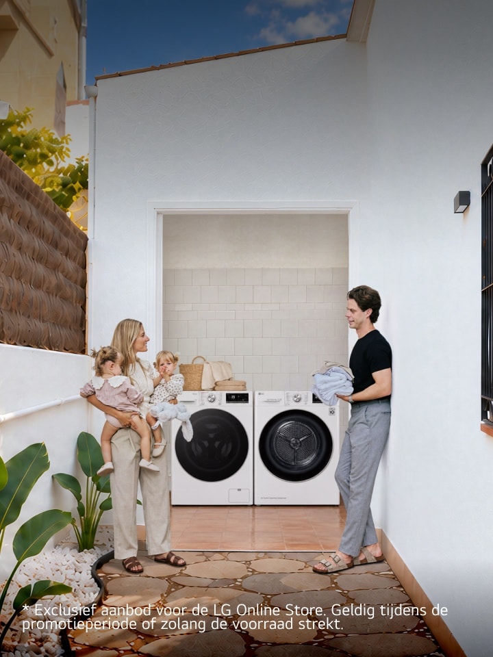 Een gezin met peuter-tweelingen staat in een buitengang met witte muren, naast een LG wasmachine en droger.