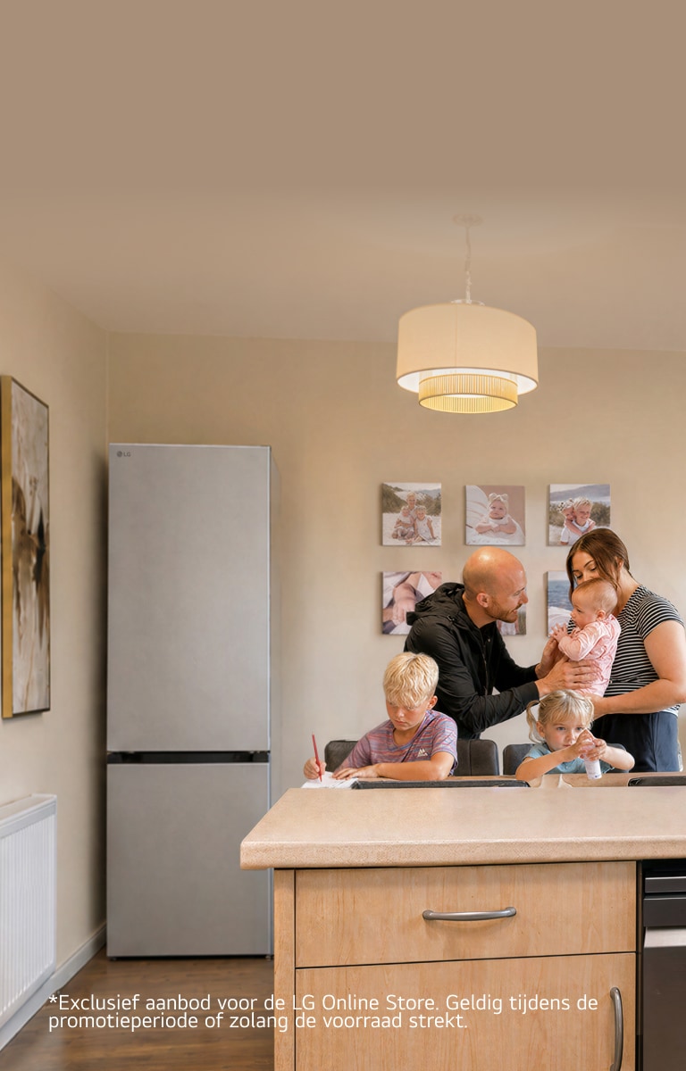 Een gezin met drie kinderen verzamelt zich in een warme, moderne keuken, met de ouders die voor de kinderen zorgen rond een groot keukeneiland. Een koelkast, vaatwasser, oven en keukenkastjes zijn zichtbaar op de achtergrond.