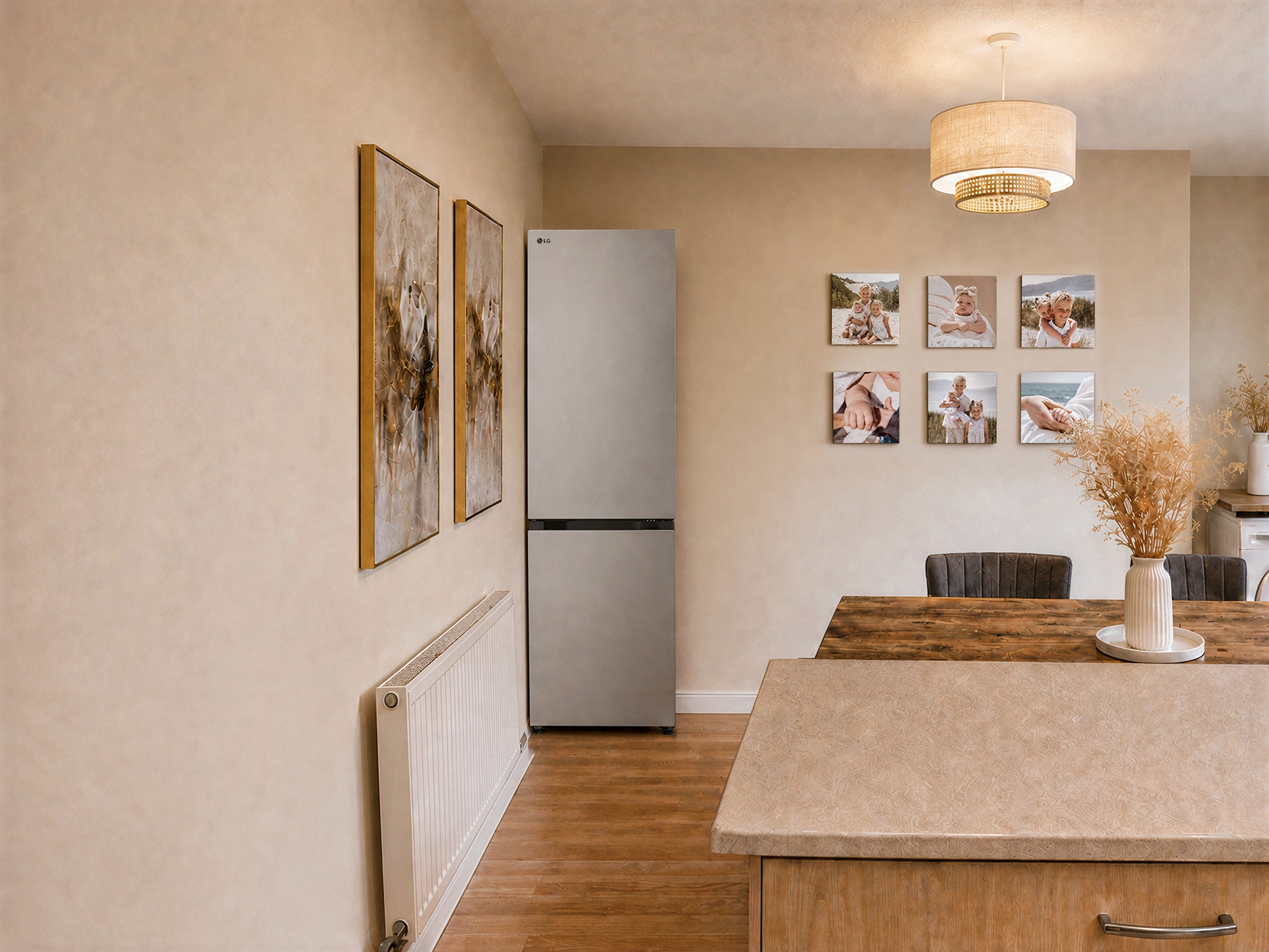 Een roestvrijstalen LG koelkast staat in een warme, moderne eetkamer naast een houten tafel en muurschildering.