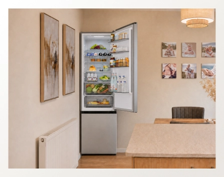 Een open LG koelkast weergegeven vanuit een breed perspectief in een moderne eetkamer.