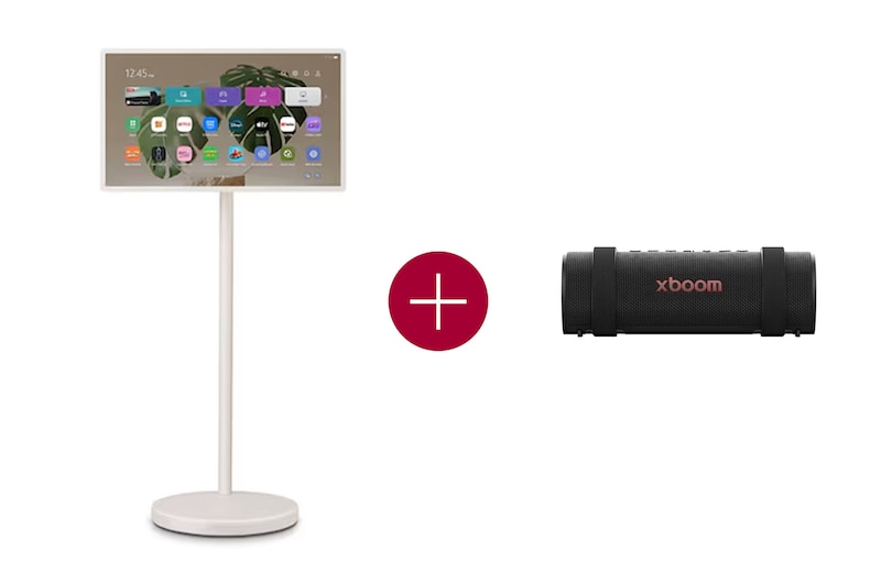 Een meisje met haar puppy kijkt naar een show op de LG StanbyME 2. De foliocover wordt gebruikt en het scherm wordt gestut als een tablet.