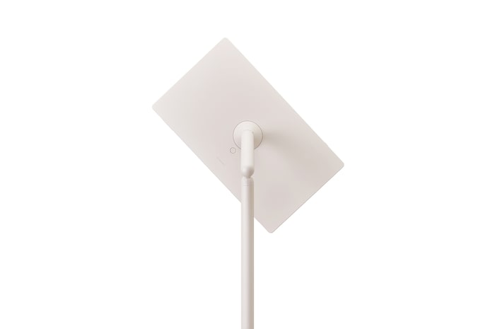 Achteraanzicht van de LG StanbyME 2 op stand. Het scherm is gekanteld om de flexibele oriëntatie weer te geven.