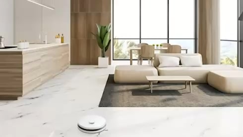 Een blauw licht straalt vanaf de bovenkant van de LG CordZero™ terwijl het de vloer van de woonkamer scant met zijn LiDAR-sensor.