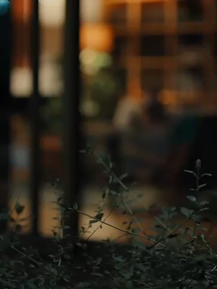 "Een man en een vrouw liggen samen op de bank in de woonkamer terwijl de LG TV een kookkanaal afspeelt.  een kookkanaal afspeelt. Nadat de vrouw in slaap is gevallen, roept de man “Hi LG” om de voetbalwedstrijd af te spelen.  en de LG TV schakelt over naar de wedstrijd.”"