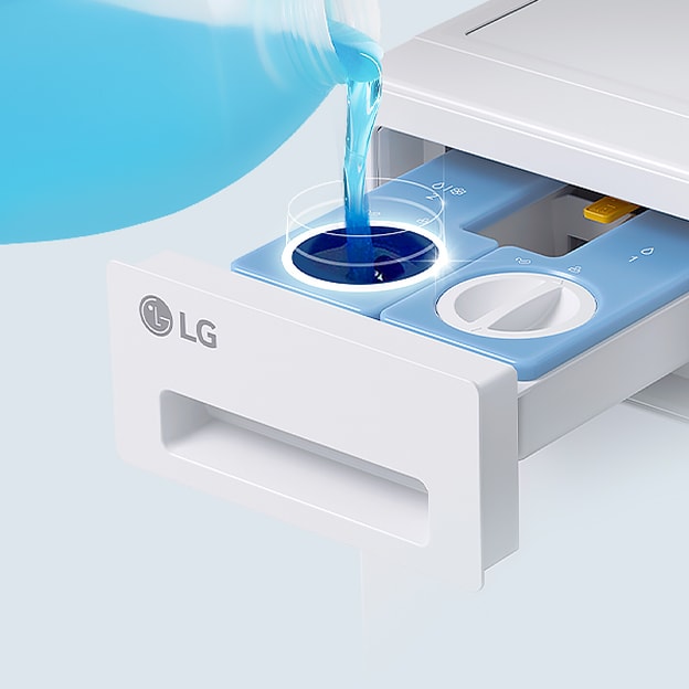 Wasmiddel wordt in de ezDispense-lade van de LG-wasmachine gegoten. Een pictogram rechtsboven geeft aan dat één vulling tot 31 wasbeurten mogelijk maakt.