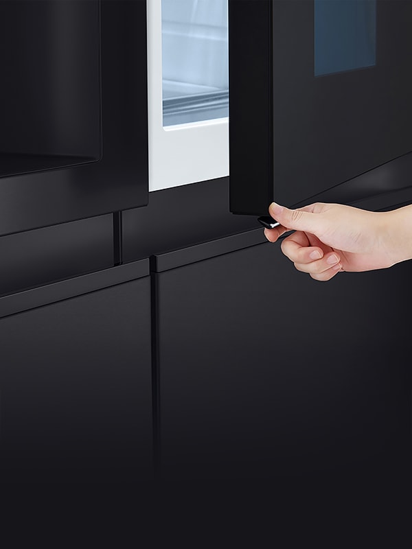 LG-koelkast met geopend buitencompartiment en hand op de ontgrendelknop toont Door-in-Door snelle toegang.