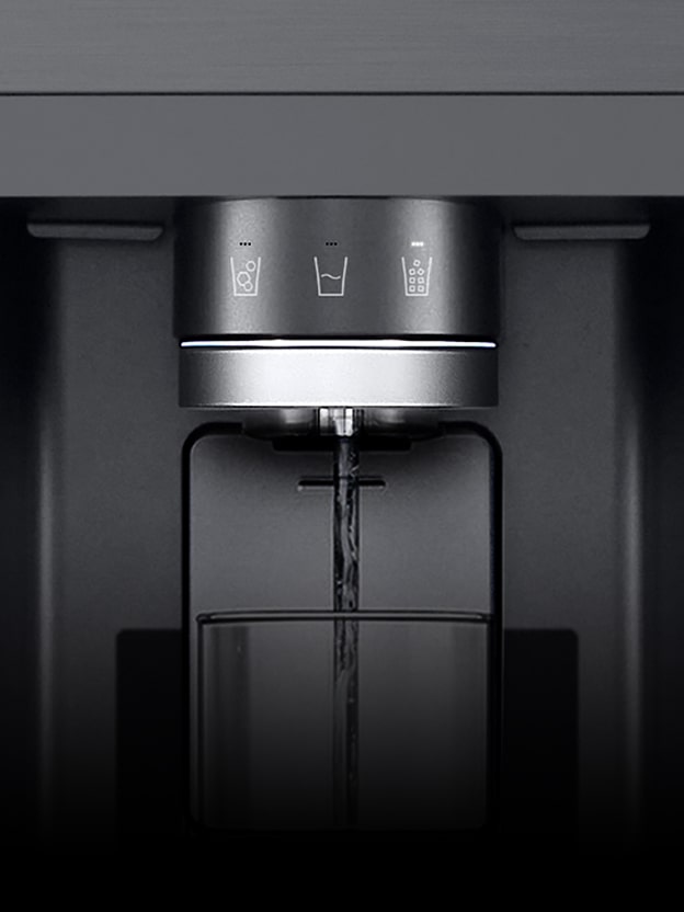 Water stroomt uit de dispenser van de zwarte koelkast.