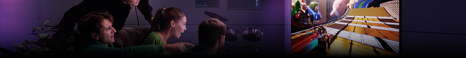 Een afbeelding van drie mannen die een racespel spelen op een LG TV in een modern stadsappartement.