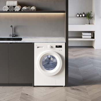 De LG 9 kg wasmachine F4X1008NWH in Essence White, ingebouwd onder het aanrecht in een moderne wasruimte.
