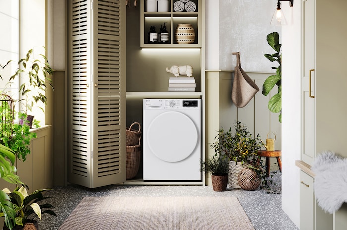De witte LG 9 kg droger RH80V5AV0N, met een opvallende zwarte patrijspoortring, geïnstalleerd in een stijlvolle, moderne wasruimtekast.