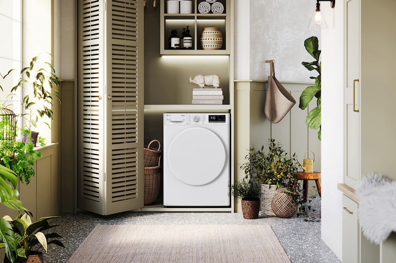 De witte LG 9 kg droger RH80V5AV0N, met een opvallende zwarte patrijspoortring, geïnstalleerd in een stijlvolle, moderne wasruimtekast.