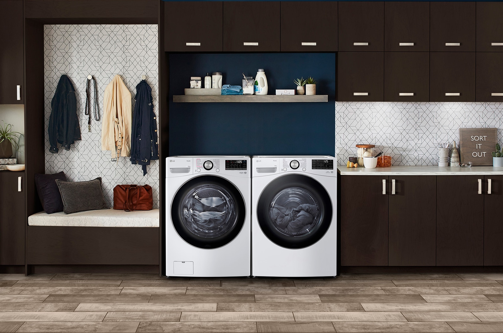 De witte LG droger RH18U8AVCW, getoond als onderdeel van een bijpassend was-set, naast elkaar geïnstalleerd in een moderne wasruimte.