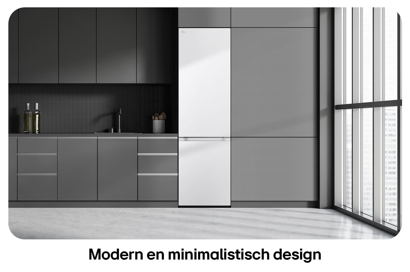 LG Side-by-Side Koelkast GSJC40PYPE in Prime Silver, toont het **Modern Flat Door Design** en de naadloze, elegante integratie in het keukenblok.
