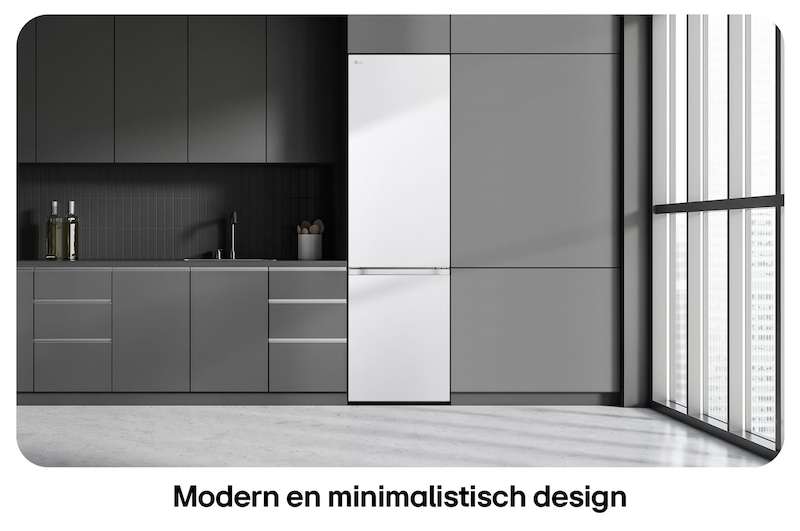 LG Side-by-Side Koelkast GSJC40PYPE in Prime Silver, toont het **Modern Flat Door Design** en de naadloze, elegante integratie in het keukenblok.