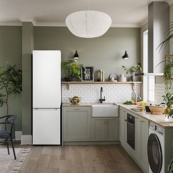 LG Koel-vriescombinatie GBV5240CSW in Wit (203 cm hoog), naadloos ingebouwd in een moderne, minimalistische grijze keuken.