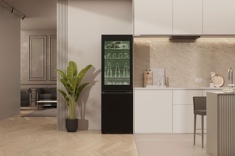 LG InstaView Koel-vriescombinatie GBG5160CEV in Essence Black Steel in een moderne open keuken, benadrukt het strakke design en de InstaView-functie.