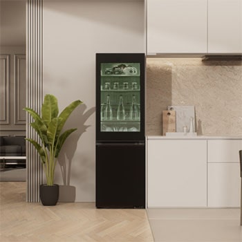LG InstaView Koel-vriescombinatie GBG5160CEV in Essence Black Steel in een moderne open keuken, benadrukt het strakke design en de InstaView-functie.