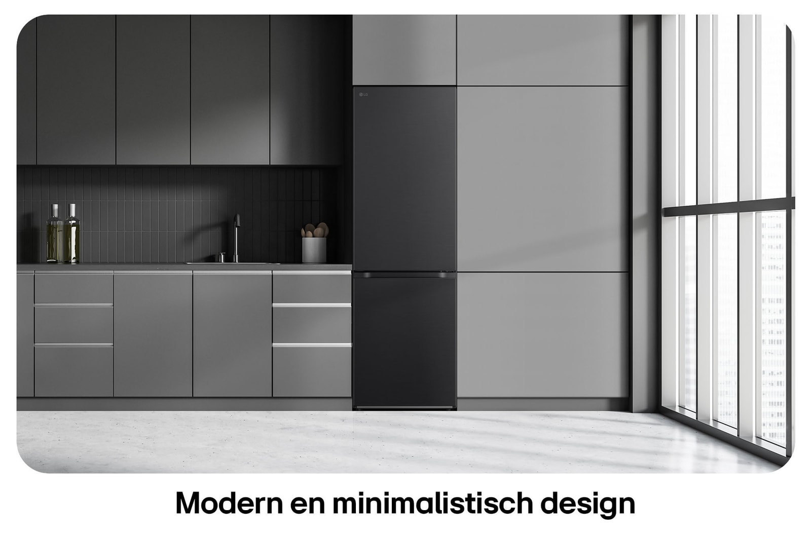 LG Koel-vriescombinatie GBV3100AEP in matzwart, toont het Modern Flat Door Design en naadloze inbouw in de donkere keukenkasten.