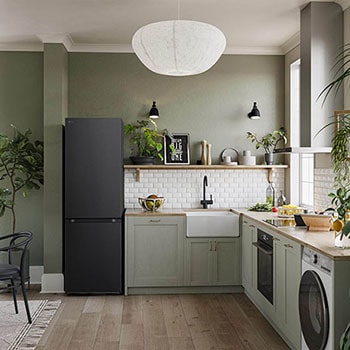 LG Koel-vriescombinatie GBV3100AEP in matzwart, geïntegreerd in een moderne, groen getinte keuken, toont het elegante Flat Door Design.