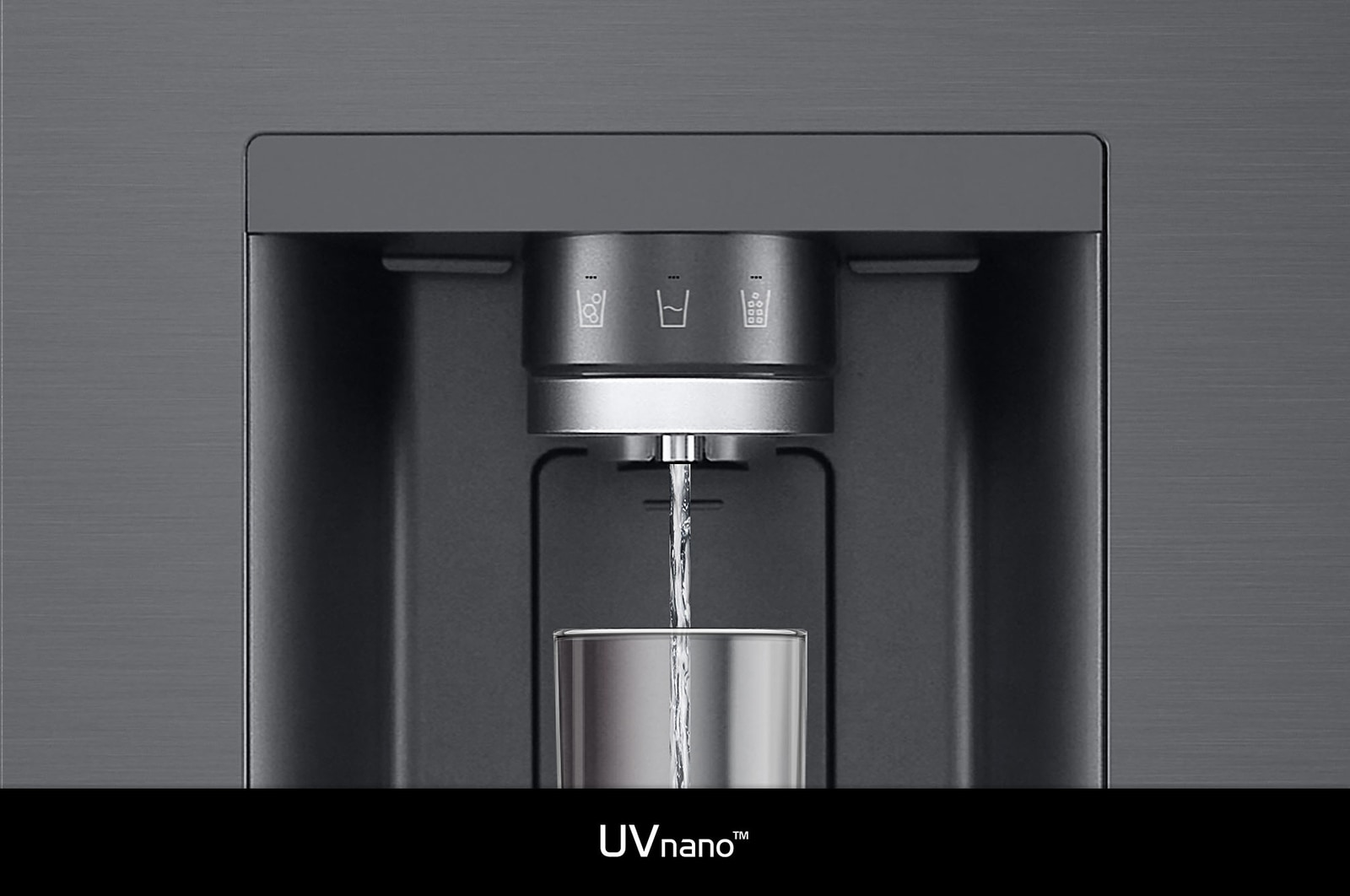 LG French Door Koelkast GMG960EVEE met **UVnano™** technologie: close-up van de verlichte waterdispenser tuit, die automatisch wordt gereinigd om bacteriën te verminderen.