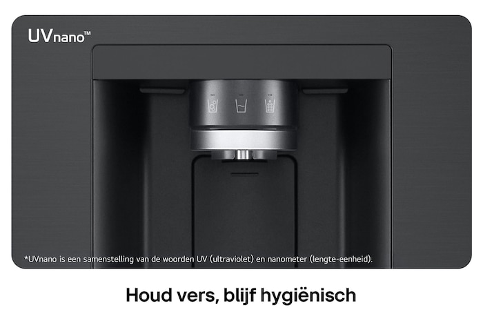 Close-up van de waterdispenser op de LG Multi-Door Koelkast GMG860EPBE in zwart, met de UVnano™-technologie die de wateruitlaat reinigt met UV-licht.