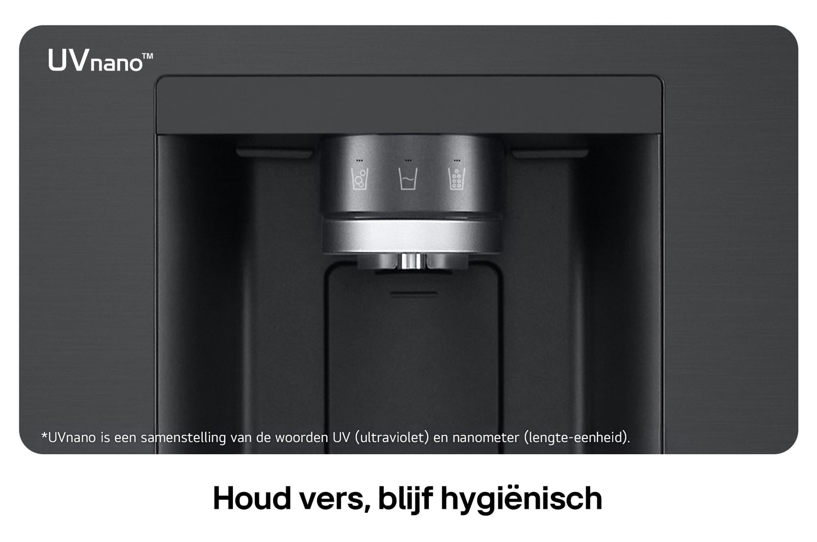 Close-up van de waterdispenser op de LG Multi-Door Koelkast GMG860EPBE in zwart, met de UVnano™-technologie die de wateruitlaat reinigt met UV-licht.