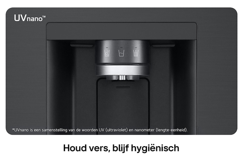 Close-up van de waterdispenser op de LG Multi-Door Koelkast GMG860EPBE in zwart, met de UVnano™-technologie die de wateruitlaat reinigt met UV-licht.