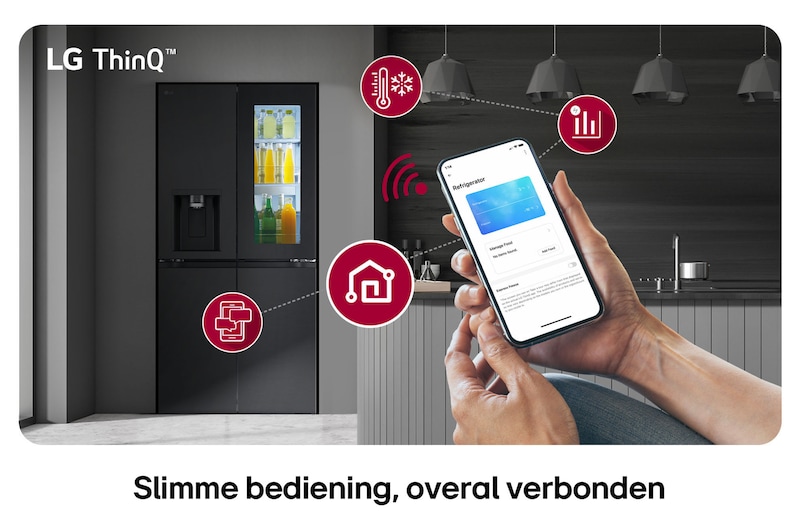 LG Multi-Door Koelkast GMG860EPBE en handen die de instellingen regelen via de LG ThinQ™-app op een smartphone, voor slimme bediening op afstand.