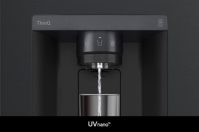 LG Side-by-Side Koelkast GSGV80EPLD met **UVnano™** technologie: close-up van de verlichte waterdispenser tuit, die automatisch wordt gereinigd om bacteriën te verminderen.