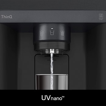 LG Side-by-Side Koelkast GSGV80EPLD met **UVnano™** technologie: close-up van de verlichte waterdispenser tuit, die automatisch wordt gereinigd om bacteriën te verminderen.