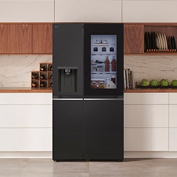 LG InstaView Side-by-Side Koelkast GSGV80EPLD in Essence Black Steel, naadloos ingebouwd in een moderne keuken met witte en houten kasten, toont het verlichte InstaView-paneel.