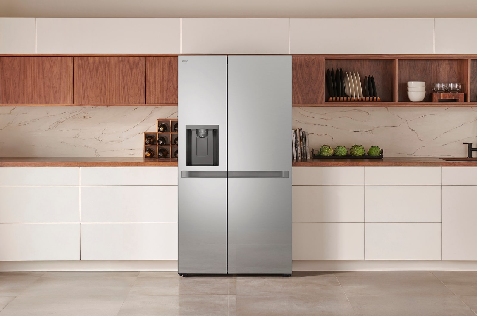 LG Side-by-Side Koelkast GSLC40PYPE in Prime Silver met water- en ijsdispenser, naadloos ingebouwd in een moderne keuken met witte en houten kasten.