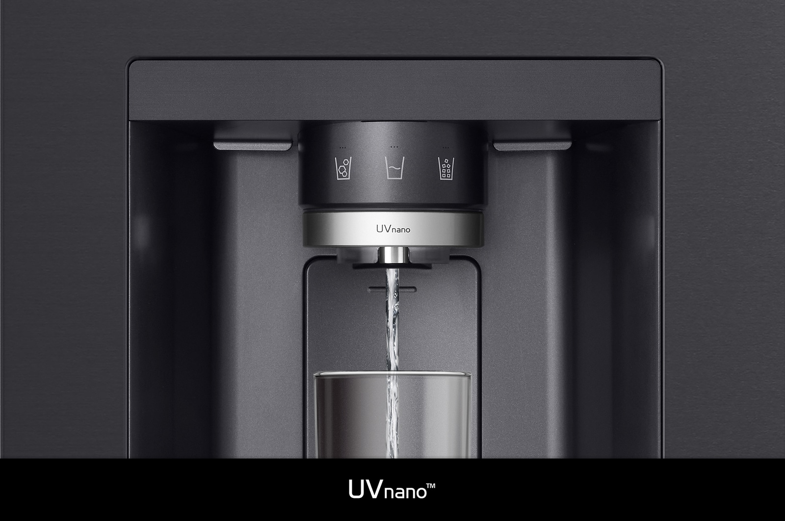 LG Side-by-Side Koelkast GSLE91EVAC met **UVnano™** technologie: close-up van de verlichte waterdispenser tuit, die automatisch wordt gereinigd om bacteriën te verminderen.