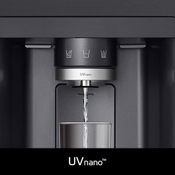 LG Side-by-Side Koelkast GSLE91EVAC met **UVnano™** technologie: close-up van de verlichte waterdispenser tuit, die automatisch wordt gereinigd om bacteriën te verminderen.