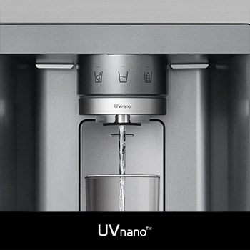 LG Side-by-Side Koelkast GSLE81PYBD met **UVnano™** technologie: close-up van de verlichte waterdispenser tuit, die automatisch wordt gereinigd om bacteriën te verminderen.