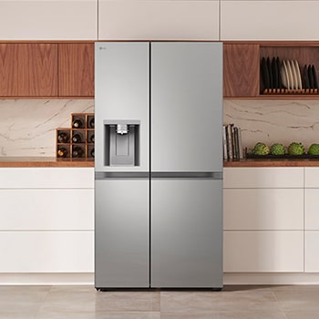 LG Side-by-Side Koelkast GSLE81PYBD in Prime Silver met water- en ijsdispenser, naadloos ingebouwd in een moderne keuken met witte en houten kasten.