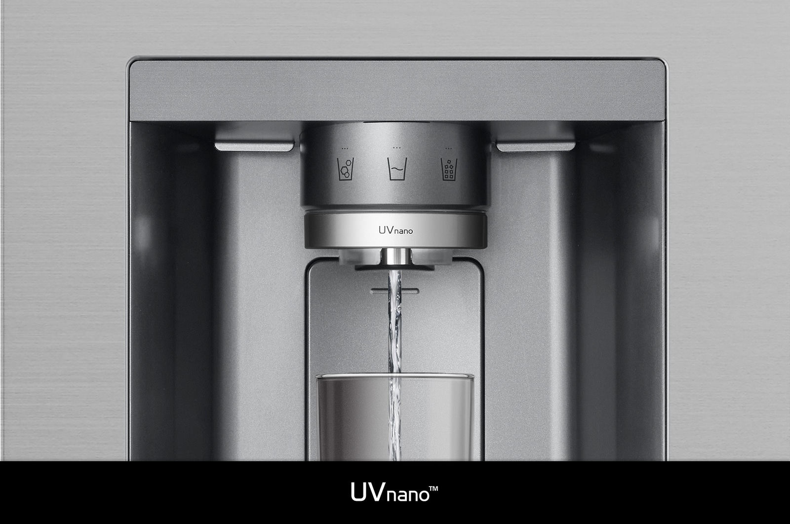 LG Side-by-Side Koelkast GSLE81PYBC met **UVnano™** technologie: close-up van de verlichte waterdispenser tuit, die automatisch wordt gereinigd om bacteriën te verminderen.