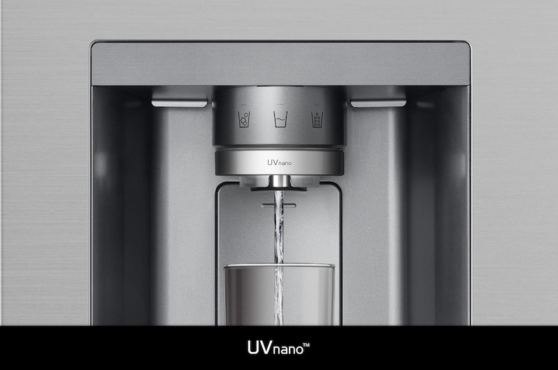 LG Side-by-Side Koelkast GSLE81PYBC met **UVnano™** technologie: close-up van de verlichte waterdispenser tuit, die automatisch wordt gereinigd om bacteriën te verminderen.