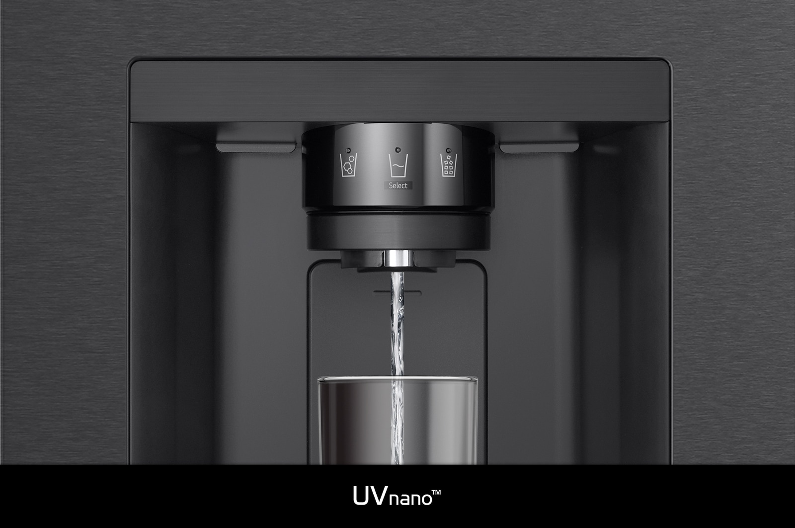 LG Side-by-Side Koelkast GSLC41EPPE met **UVnano™** technologie: close-up van de verlichte waterdispenser tuit, die automatisch wordt gereinigd om bacteriën te verminderen.