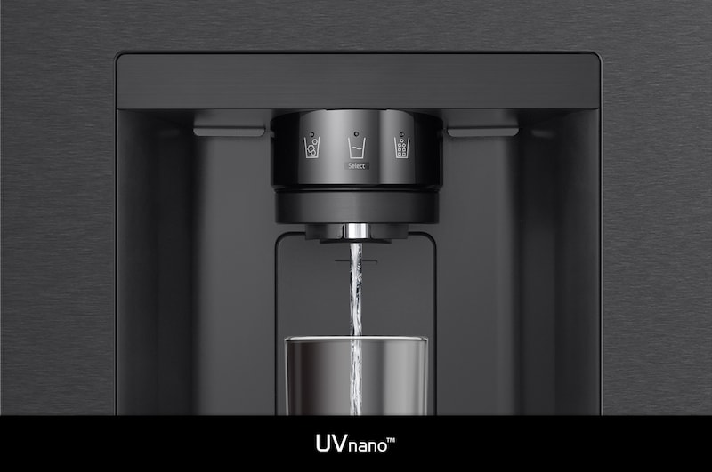 LG Side-by-Side Koelkast GSLC41EPPE met **UVnano™** technologie: close-up van de verlichte waterdispenser tuit, die automatisch wordt gereinigd om bacteriën te verminderen.