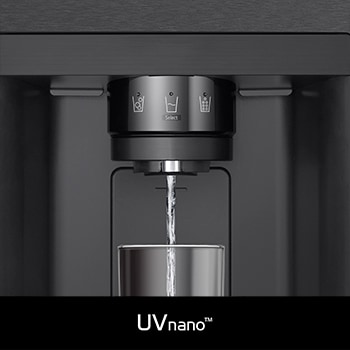 LG Side-by-Side Koelkast GSLC41EPPE met **UVnano™** technologie: close-up van de verlichte waterdispenser tuit, die automatisch wordt gereinigd om bacteriën te verminderen.