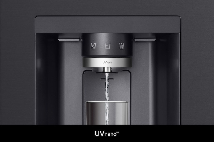 LG Side-by-Side Koelkast GSXE91EVAD met **UVnano™** technologie: close-up van de verlichte waterdispenser tuit, die automatisch wordt gereinigd om bacteriën te verminderen.