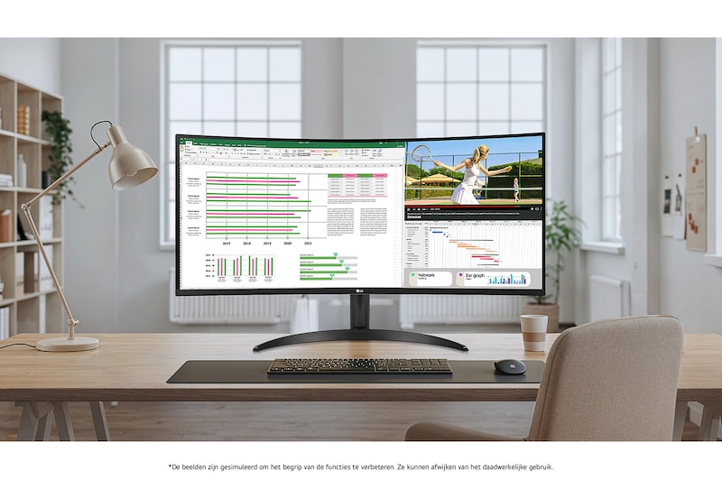 De LG UltraWide Monitor 34WR55QK met een 21:9 curved design in een lichte kantooromgeving, toont multitasking met een spreadsheet en video tegelijkertijd.