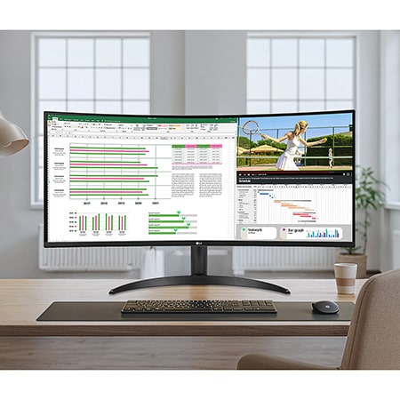 De LG UltraWide Monitor 34WR55QK met een 21:9 curved design in een lichte kantooromgeving, toont multitasking met een spreadsheet en video tegelijkertijd.