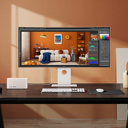 De LG UltraFine Monitor 40U990A in witte afwerking, met 5K2K resolutie en professionele kleuren, wordt gebruikt voor high-end fotobewerking in een stijlvolle studio.