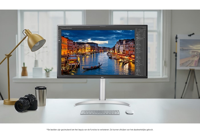 De LG Monitor 32UQ850V-W in zilver/zwart afwerking met 4K UHD en Nano IPS Black beeldkwaliteit, wordt gebruikt voor professionele fotobewerking in een lichte studio-omgeving.