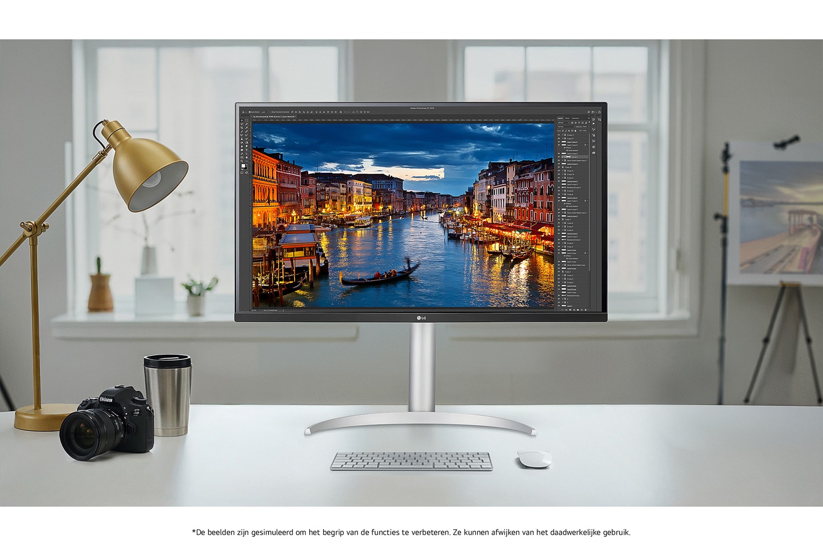 De LG Monitor 32UQ850V-W in zilver/zwart afwerking met 4K UHD en Nano IPS Black beeldkwaliteit, wordt gebruikt voor professionele fotobewerking in een lichte studio-omgeving.