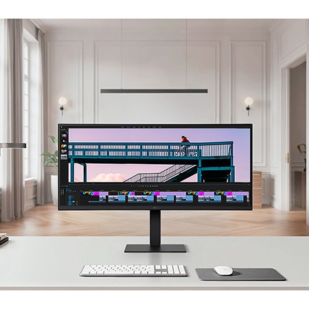 De LG UltraWide™ Monitor 34U650A in Zwart is geïntegreerd in een elegant kantoor en toont een videotijdlijn voor professionele bewerking op het UltraWide™-scherm.